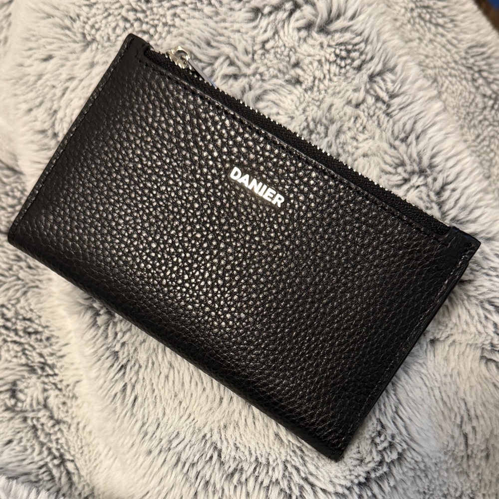 Danier Pebbled Black Leather Wallet Card with Coin Pouch (NWOT)